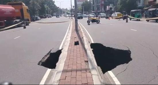 Colombo–Kandy Main Road Caves In at Yakkala